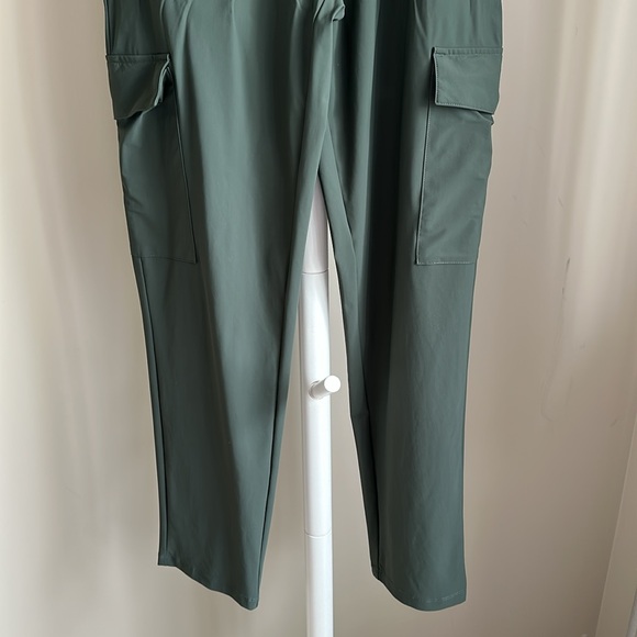 Old Navy Dark Green SleekTech Cargo Pants Size Small Tall - Picture 3 of 9
